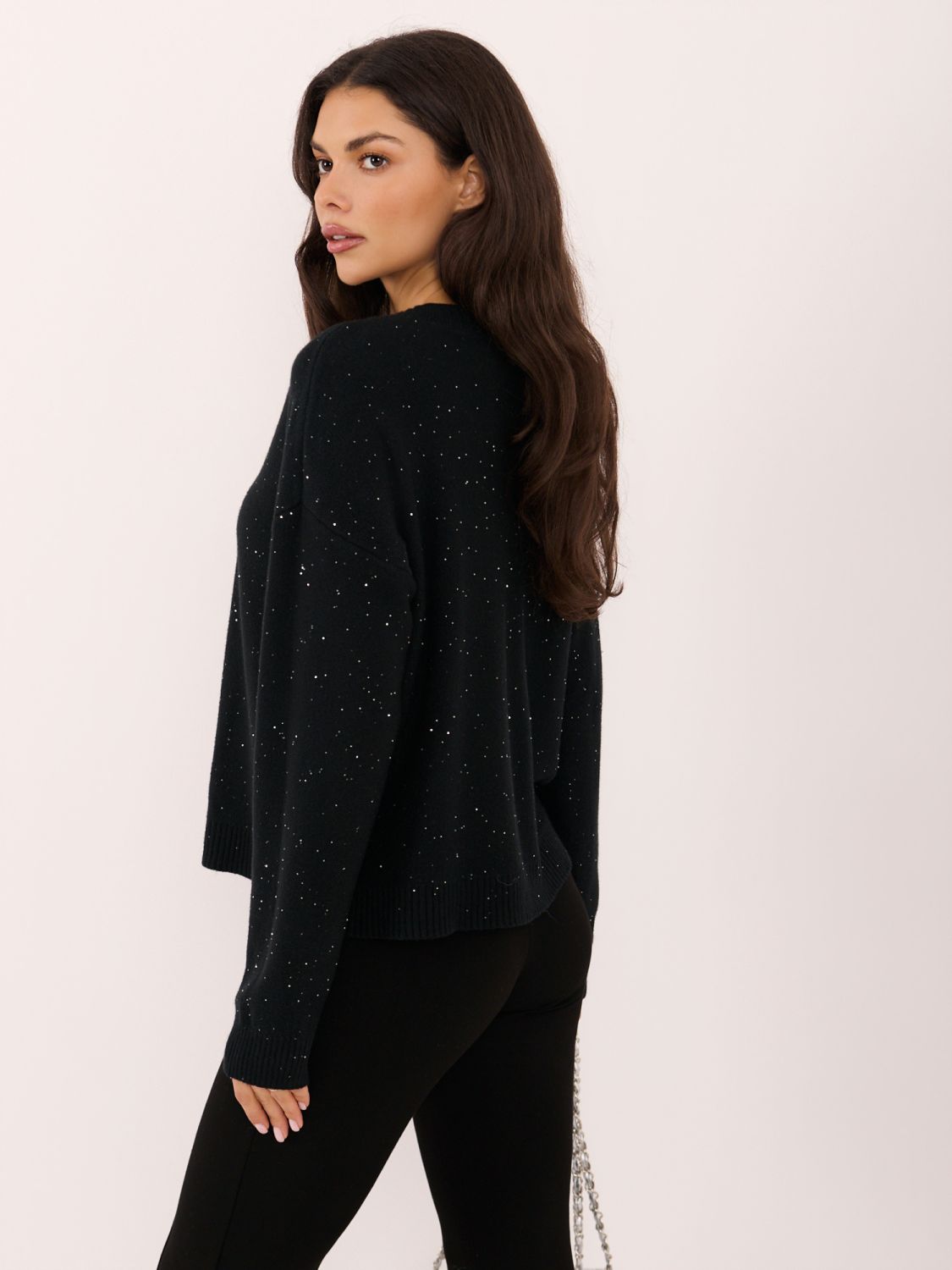 Elegancki czarny sweter z cekinami i guzikami