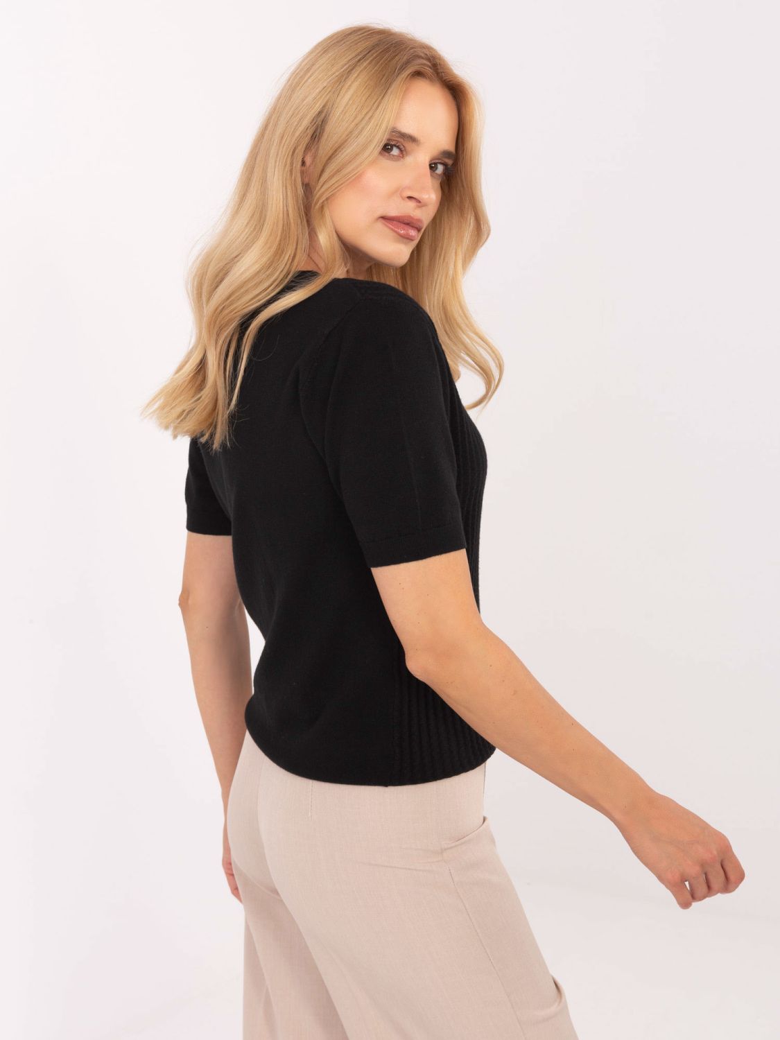 Elegancki czarny sweter z krótkim rękawem