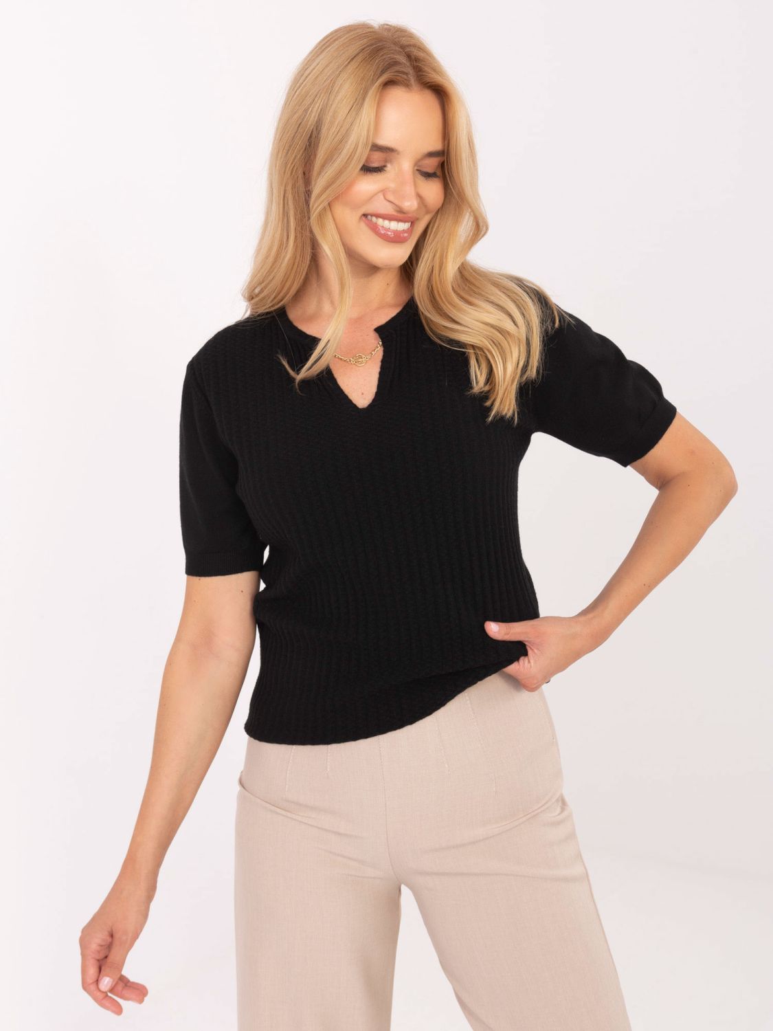 Elegancki czarny sweter z krótkim rękawem