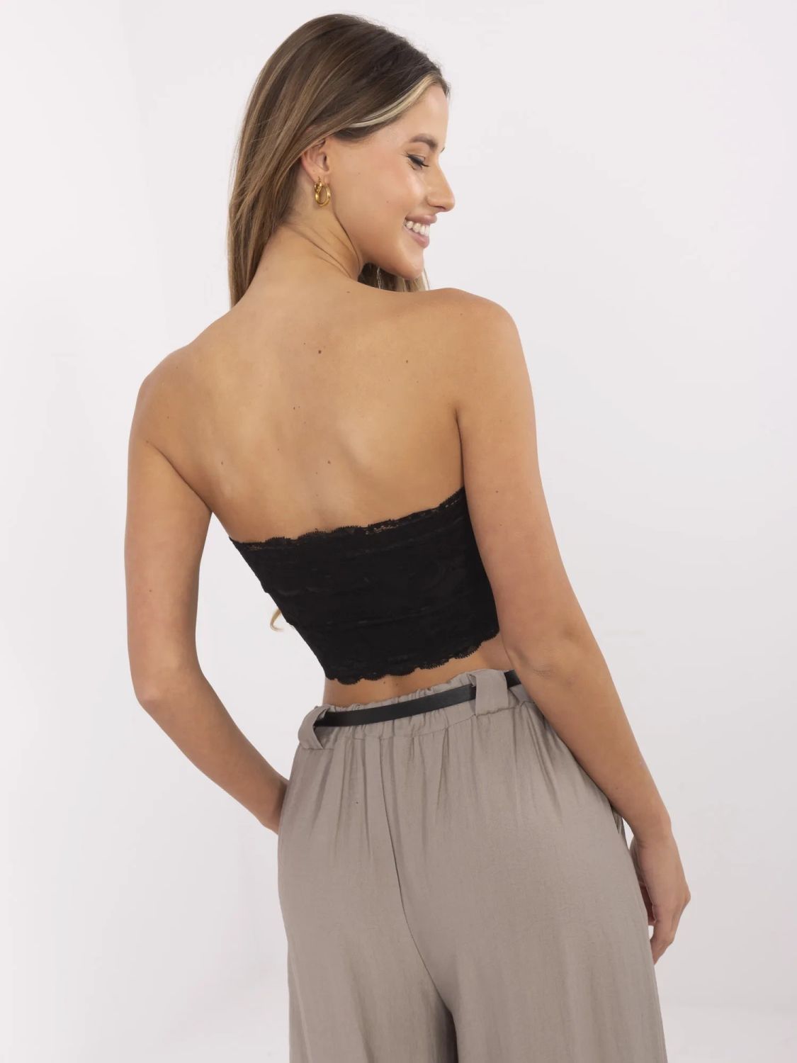 Elegancki czarny top z koronką