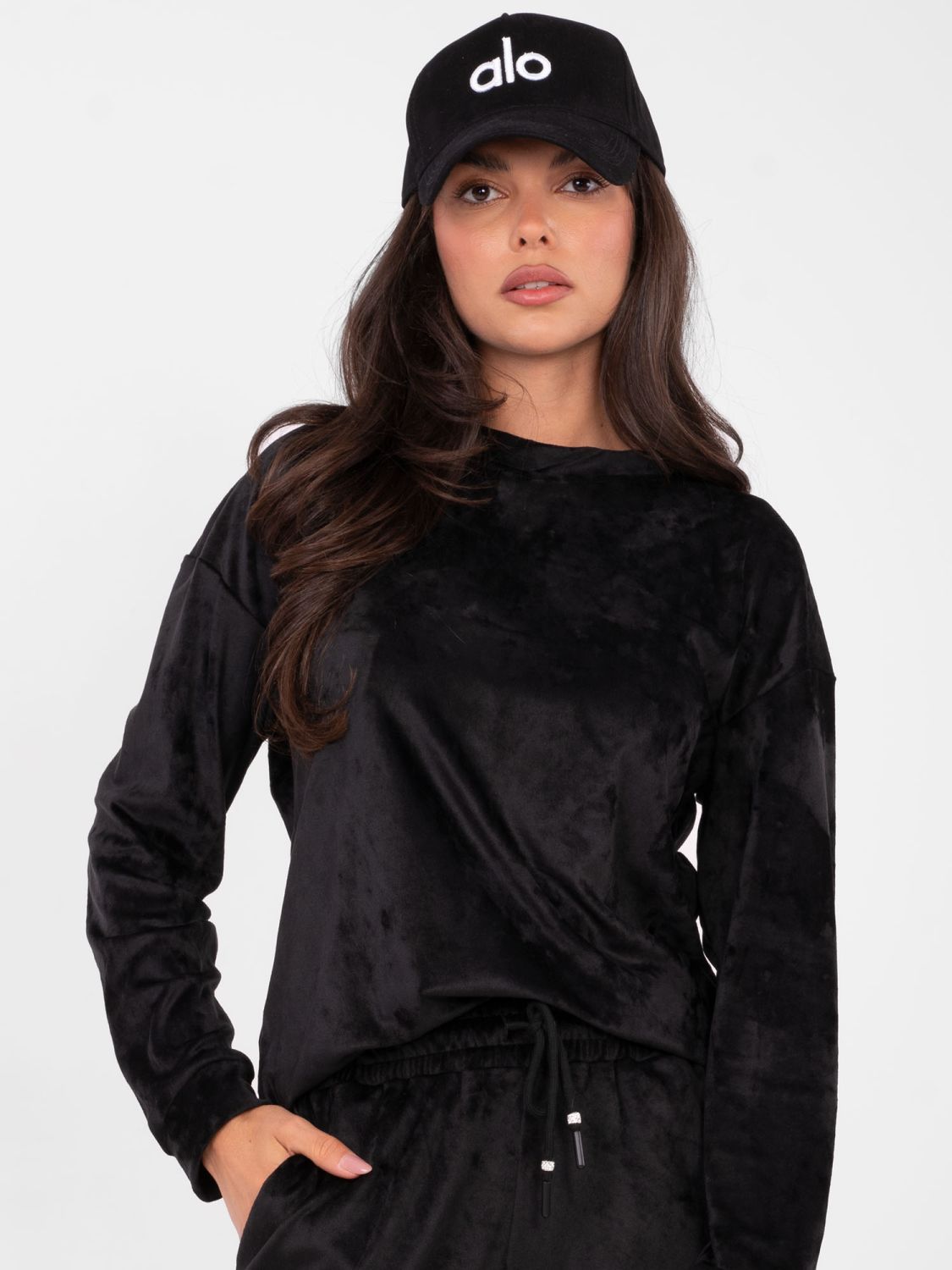 Czarny komplet damski z długim rękawem i ozdobnymi detalami