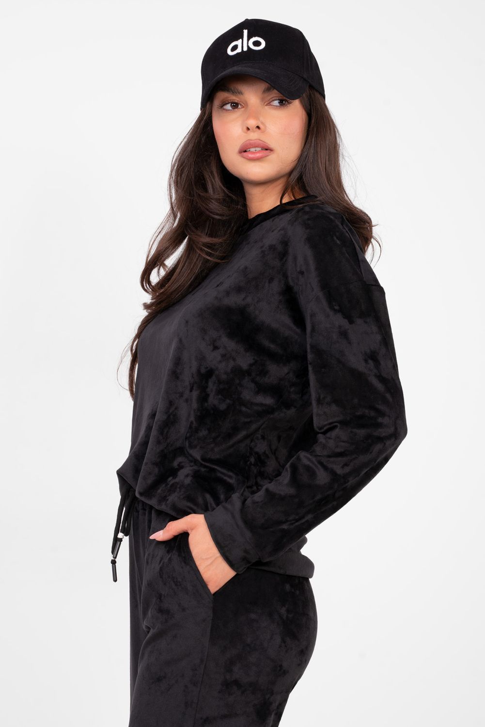 Czarny komplet damski z długim rękawem i ozdobnymi detalami