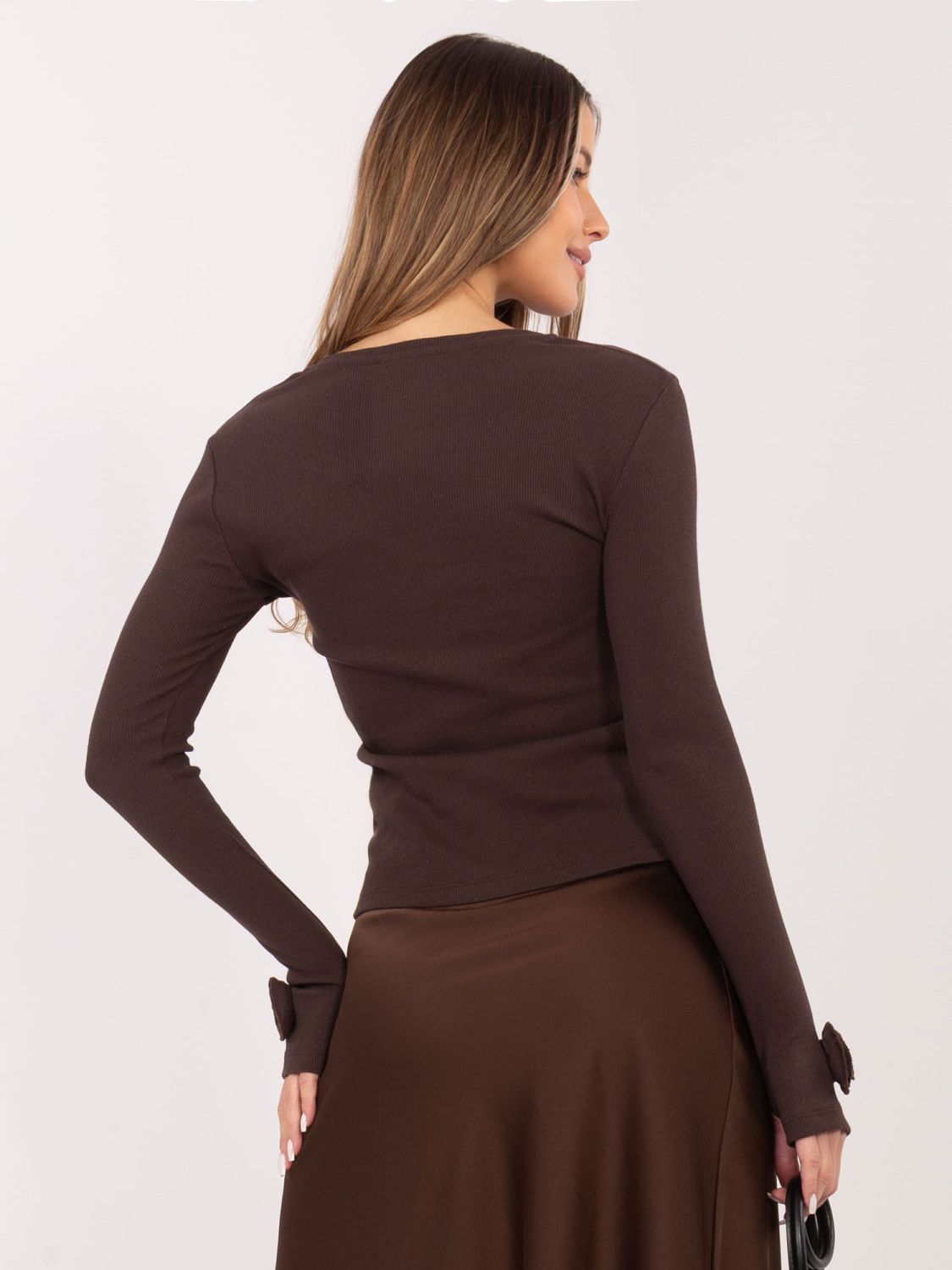 Brązowa prążkowana bluzka z długim rękawem