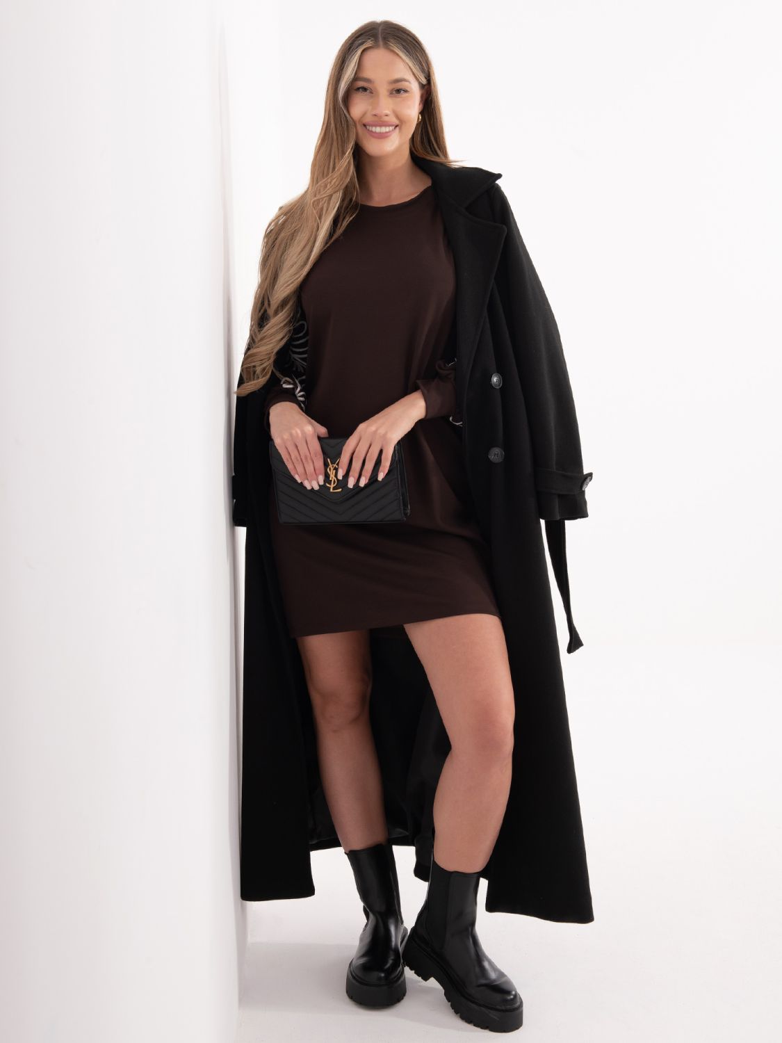 Krótka brązowa sukienka z haftem i bufiastymi rękawami