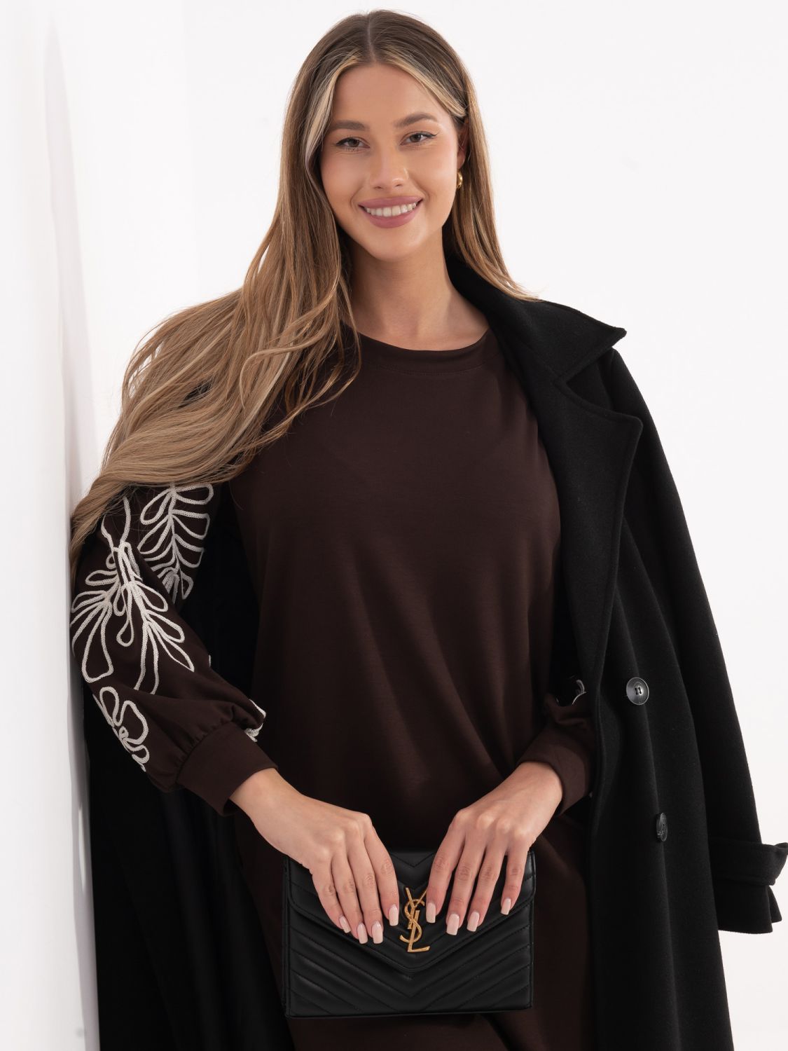 Krótka brązowa sukienka z haftem i bufiastymi rękawami