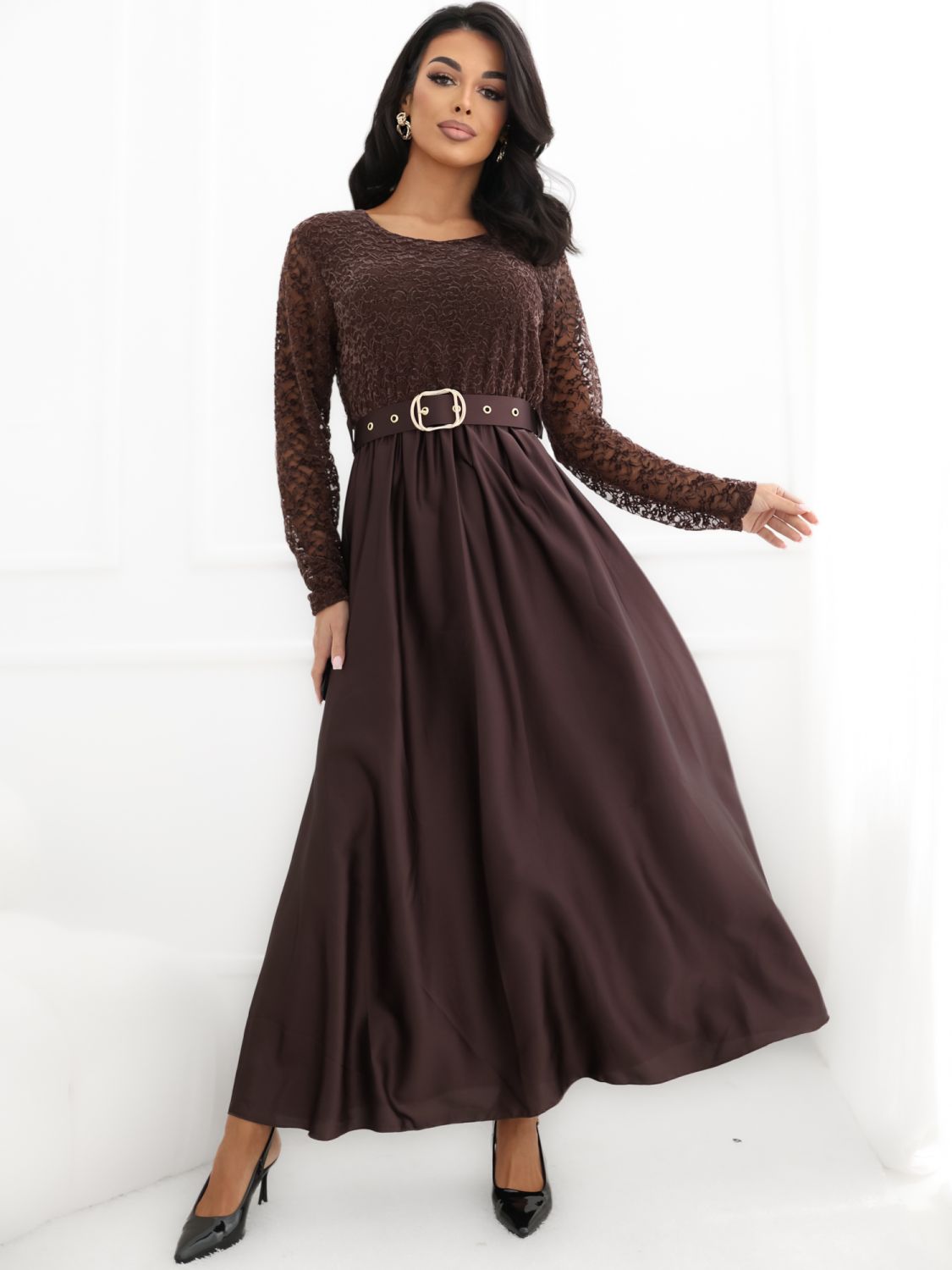 Elegancka brązowa sukienka maxi z koronką i paskiem