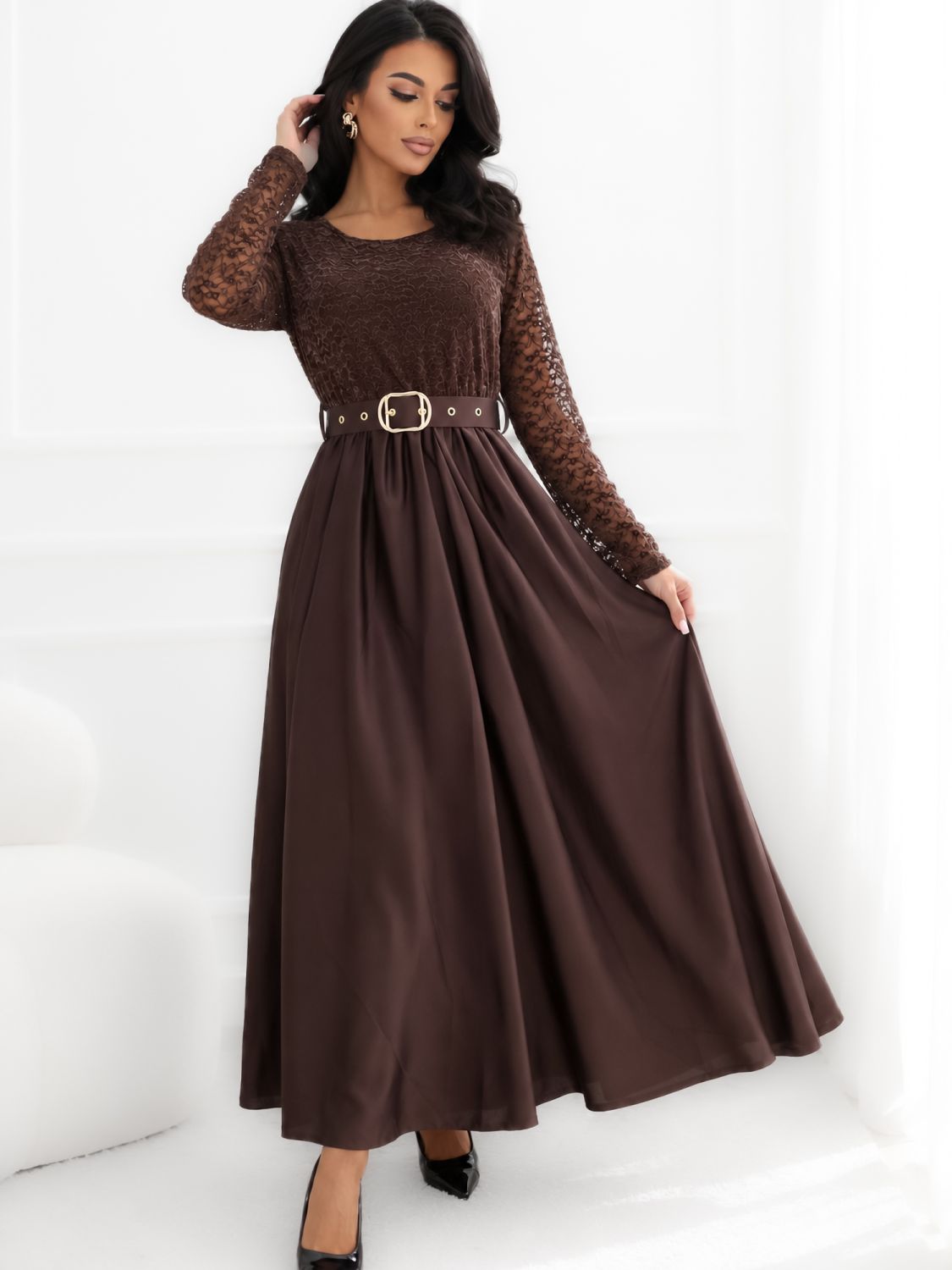 Elegancka brązowa sukienka maxi z koronką i paskiem
