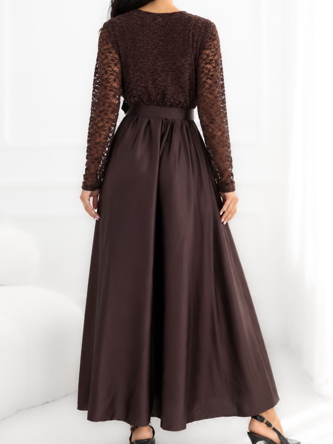 Elegancka brązowa sukienka maxi z koronką i paskiem