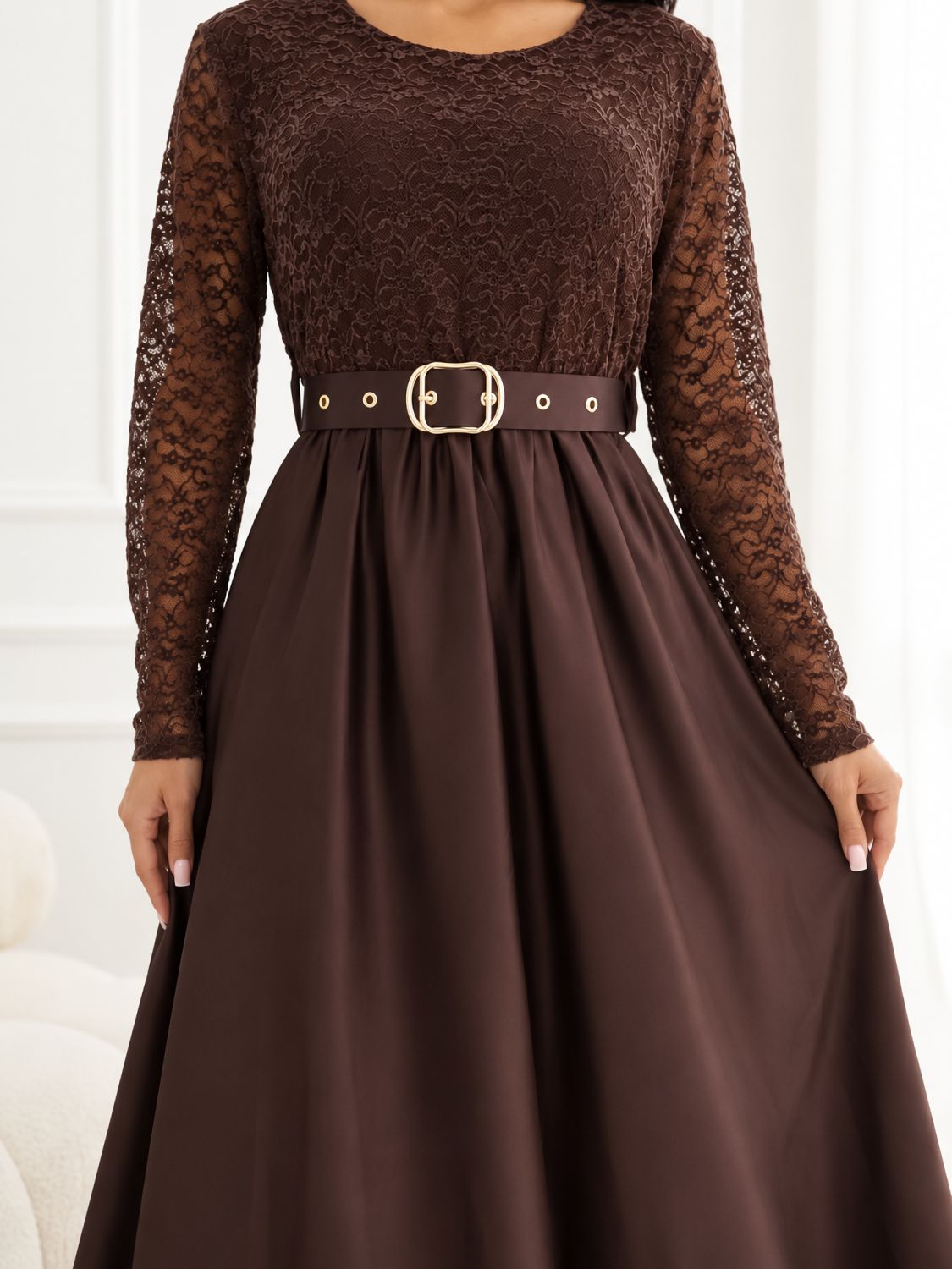 Elegancka brązowa sukienka maxi z koronką i paskiem