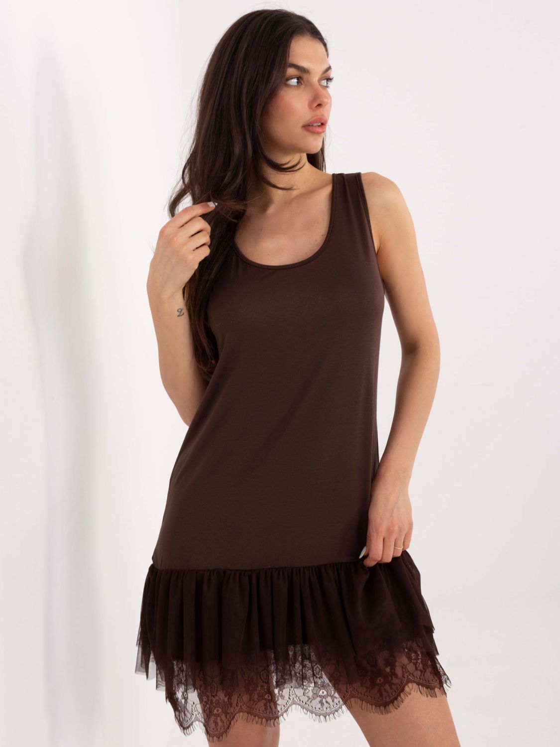 Brązowa rozkloszowana sukienka z koronką