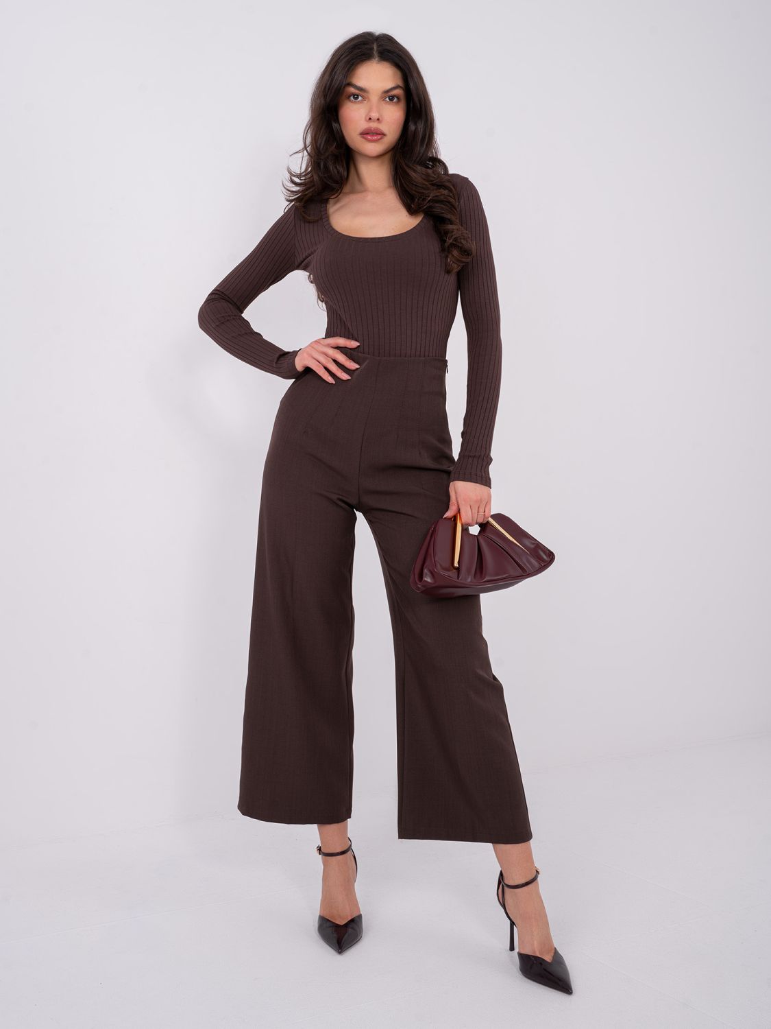 Brązowe prążkowane body z długim rękawem