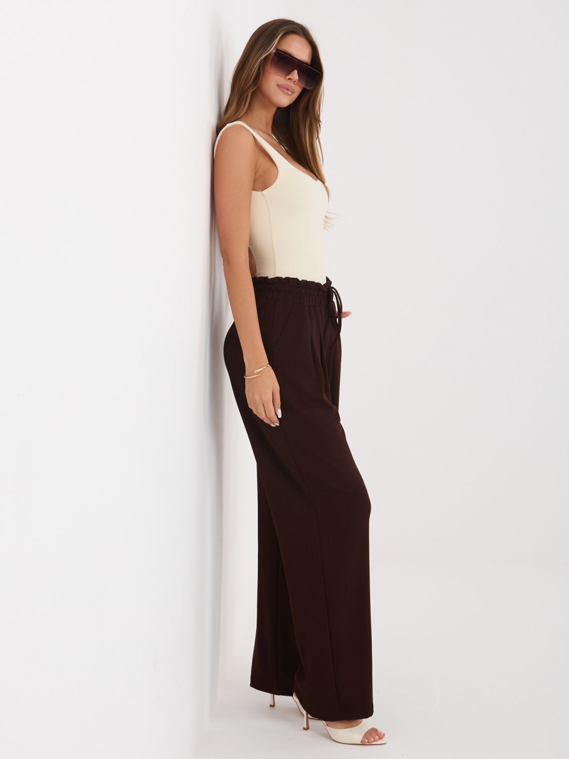 Brązowe spodnie dresowe w paski