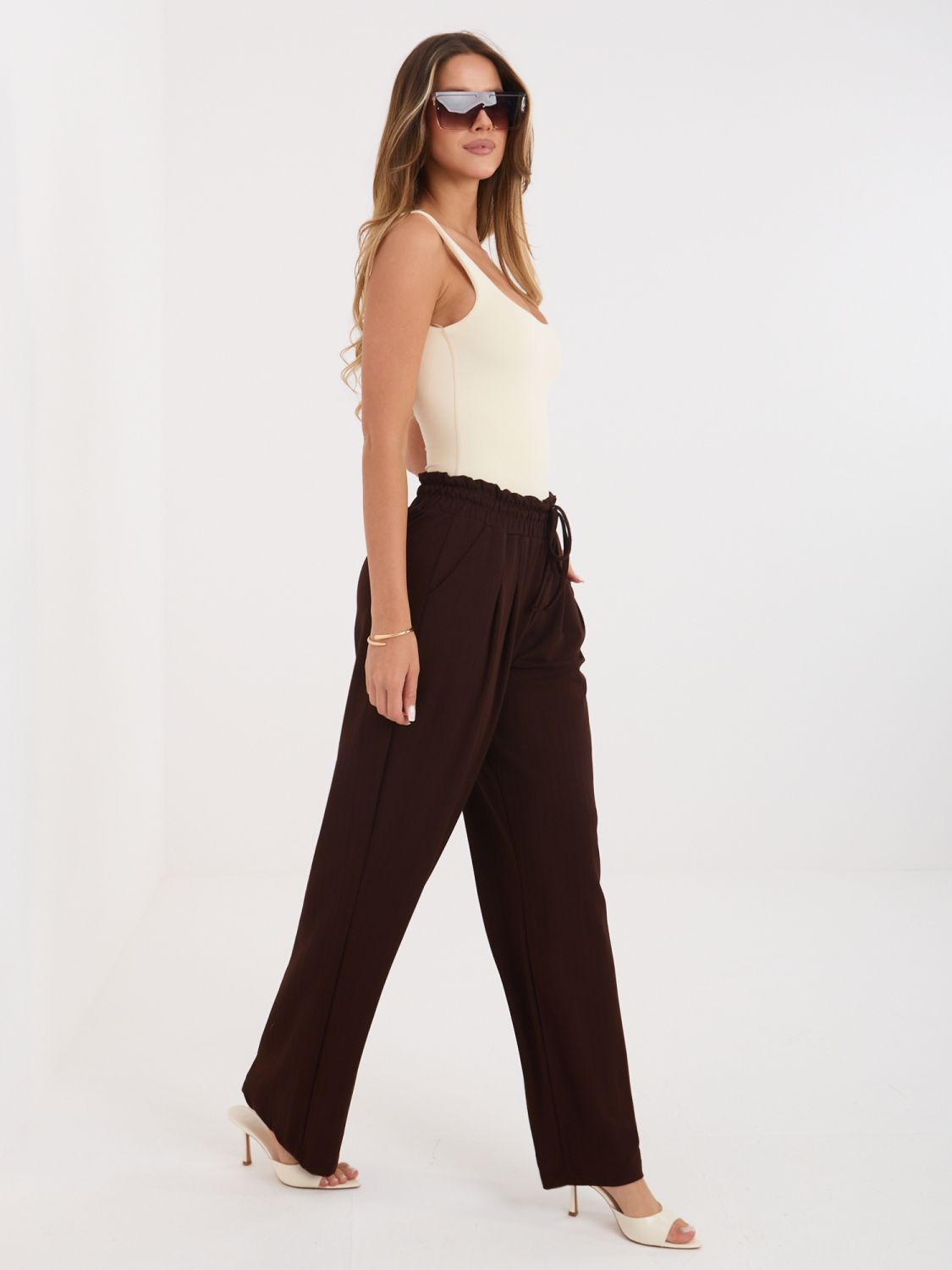 Brązowe spodnie dresowe w paski