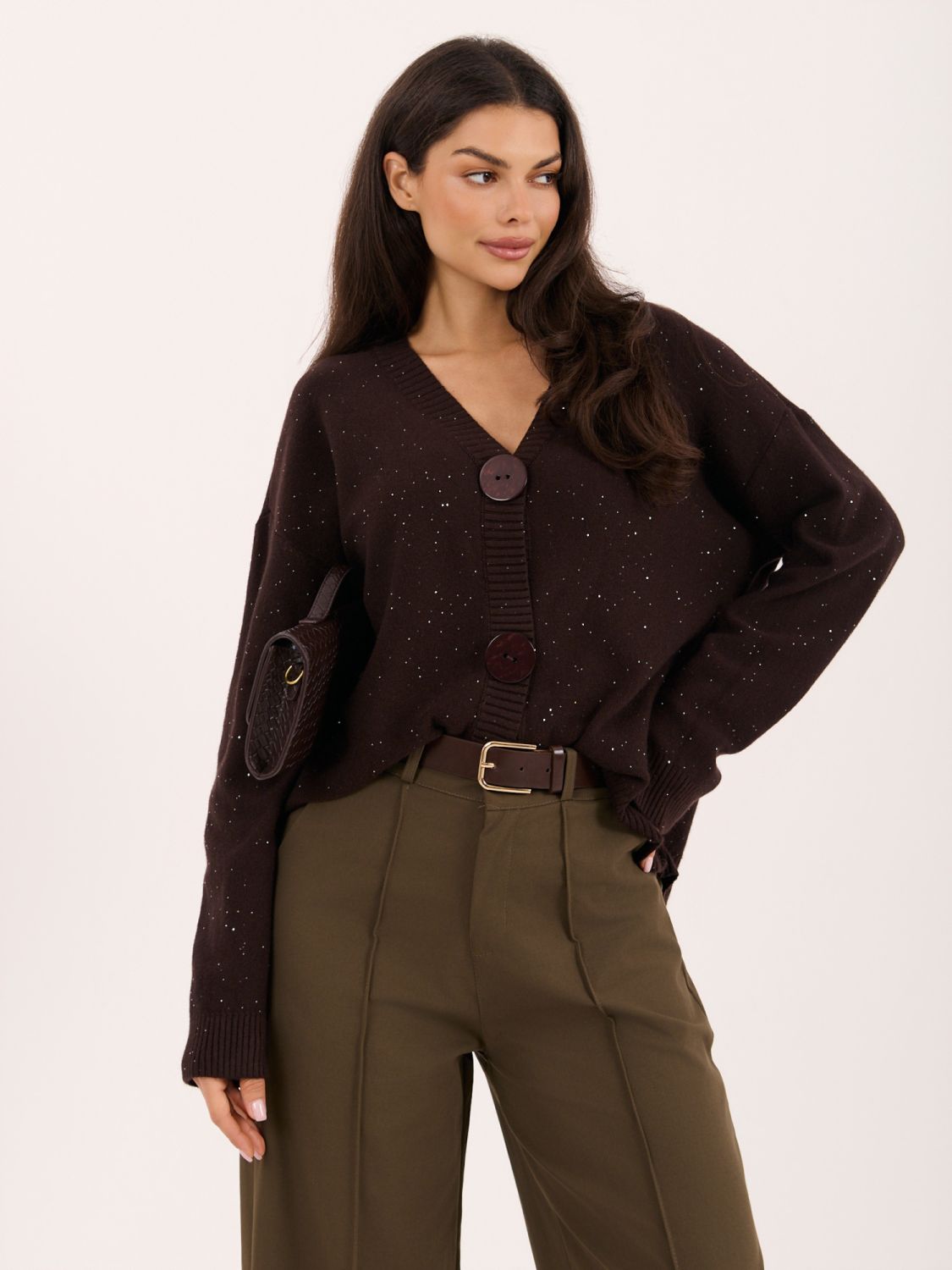 Elegancki brązowy sweter z cekinami i guzikami