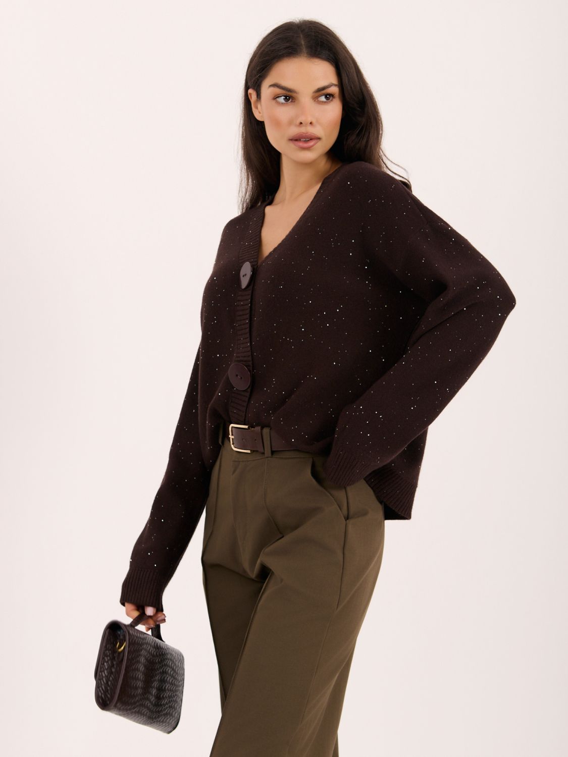 Elegancki brązowy sweter z cekinami i guzikami