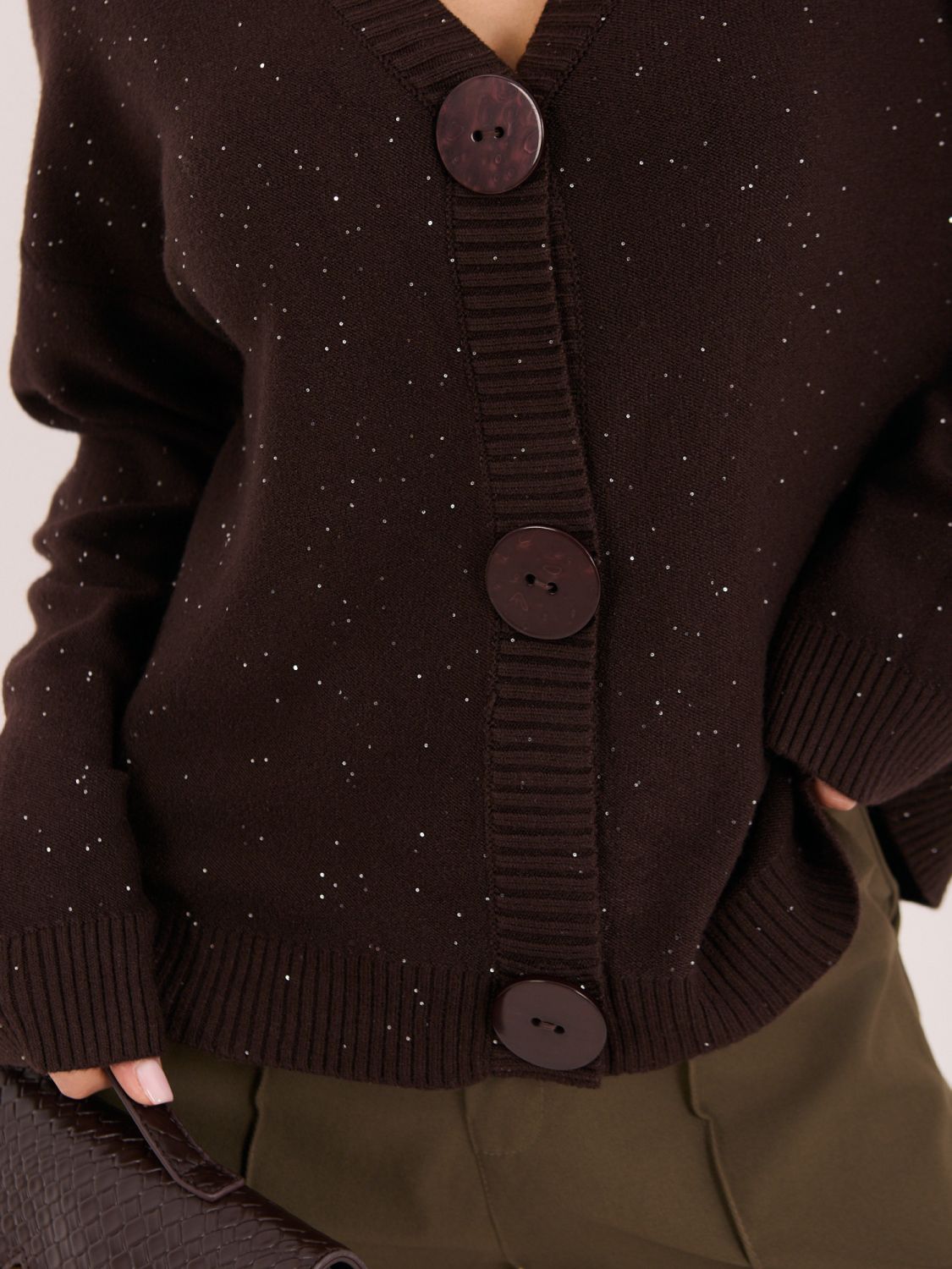 Elegancki brązowy sweter z cekinami i guzikami
