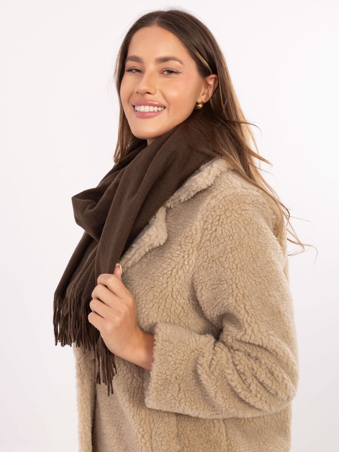 Damski szal w ciemnym brązie z miękkiego poliestru