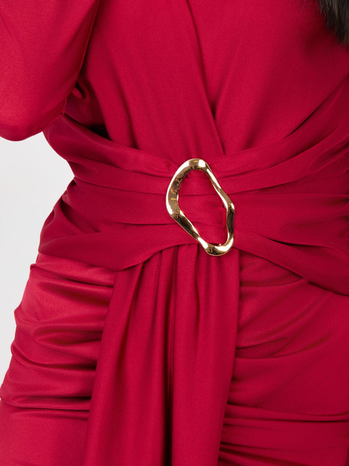 Czerwona elegancka sukienka maxi z długim rękawem i kopertowym dekoltem