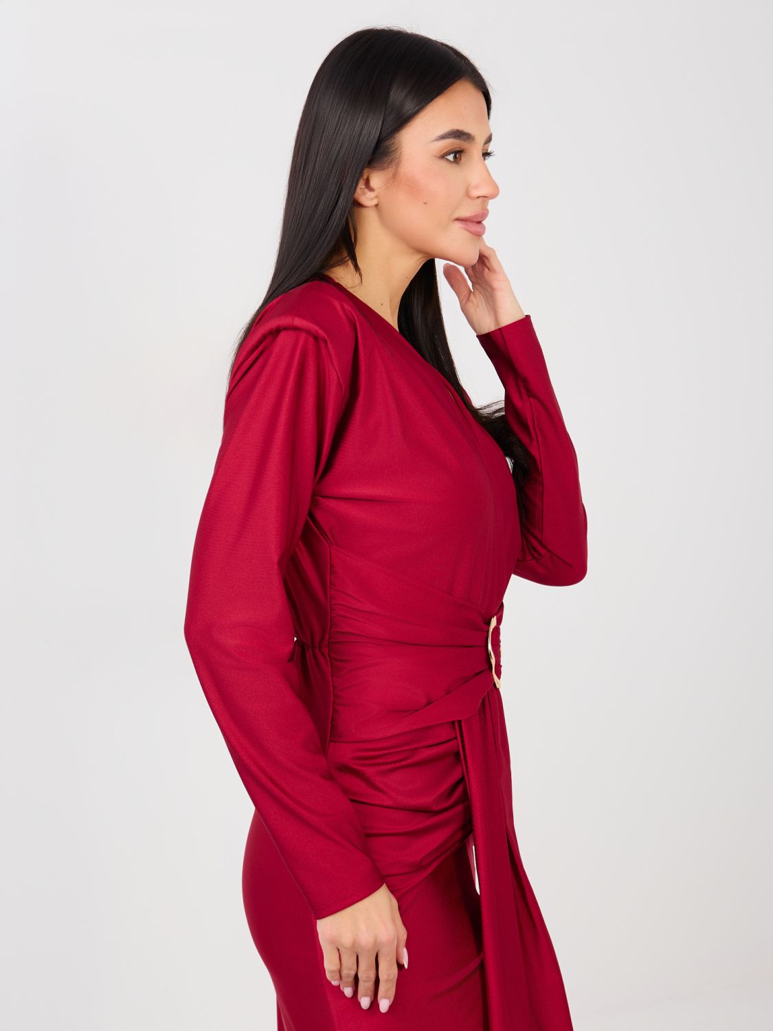 Czerwona elegancka sukienka maxi z długim rękawem i kopertowym dekoltem