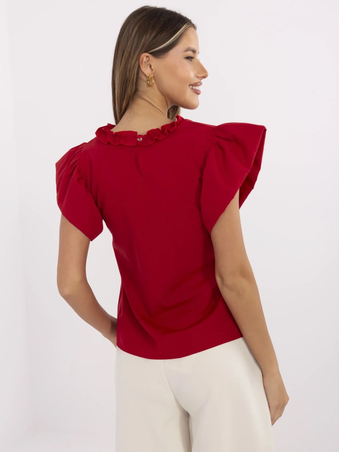 Elegancka czerwona bluzka z falbanami