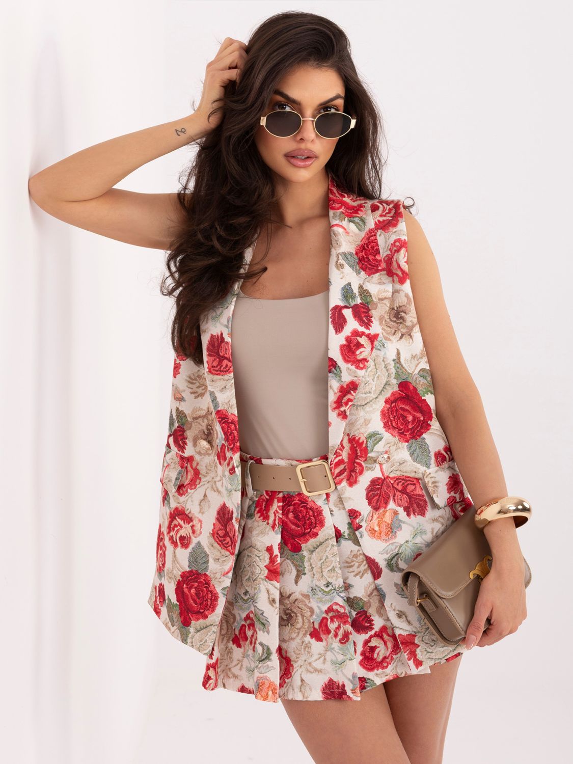 Elegancka czerwona kamizelka w kwiaty