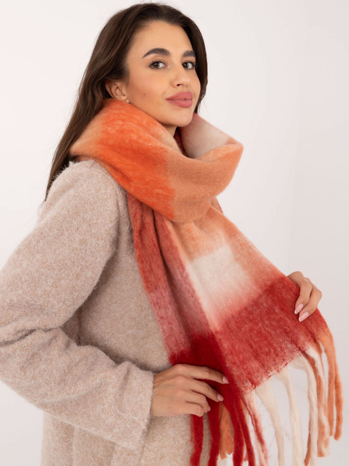 Czerwony szal w kratkę