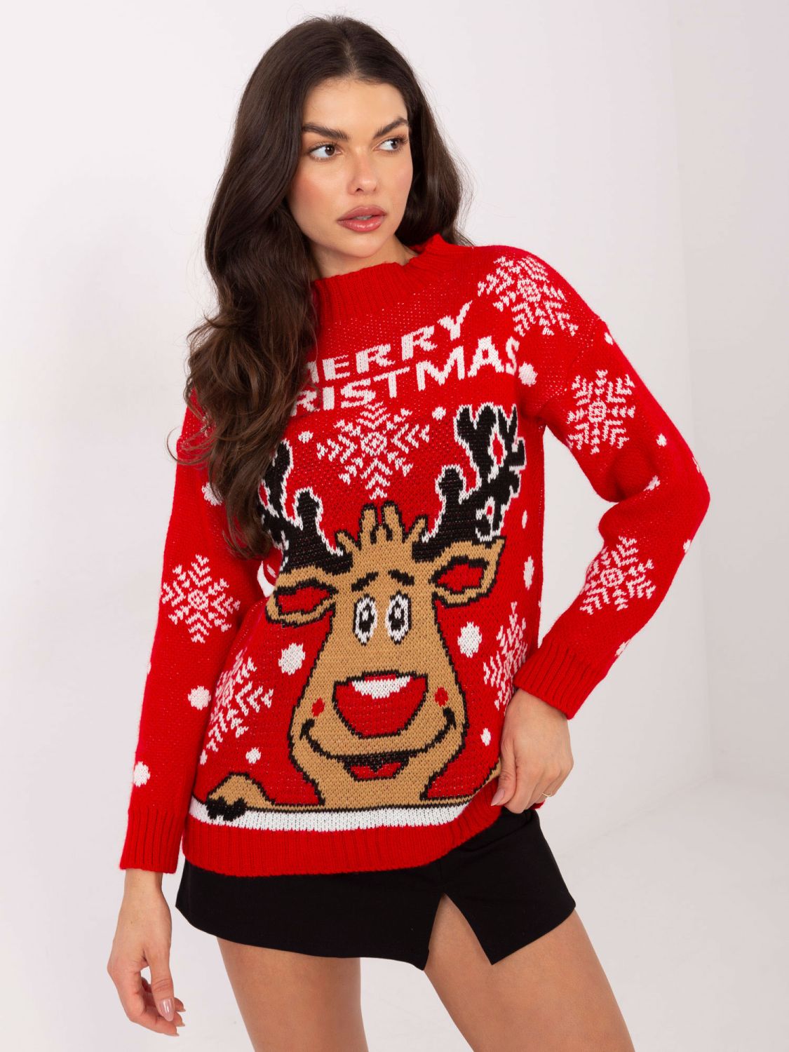 Czerwony sweter z półgolfem i nadrukiem