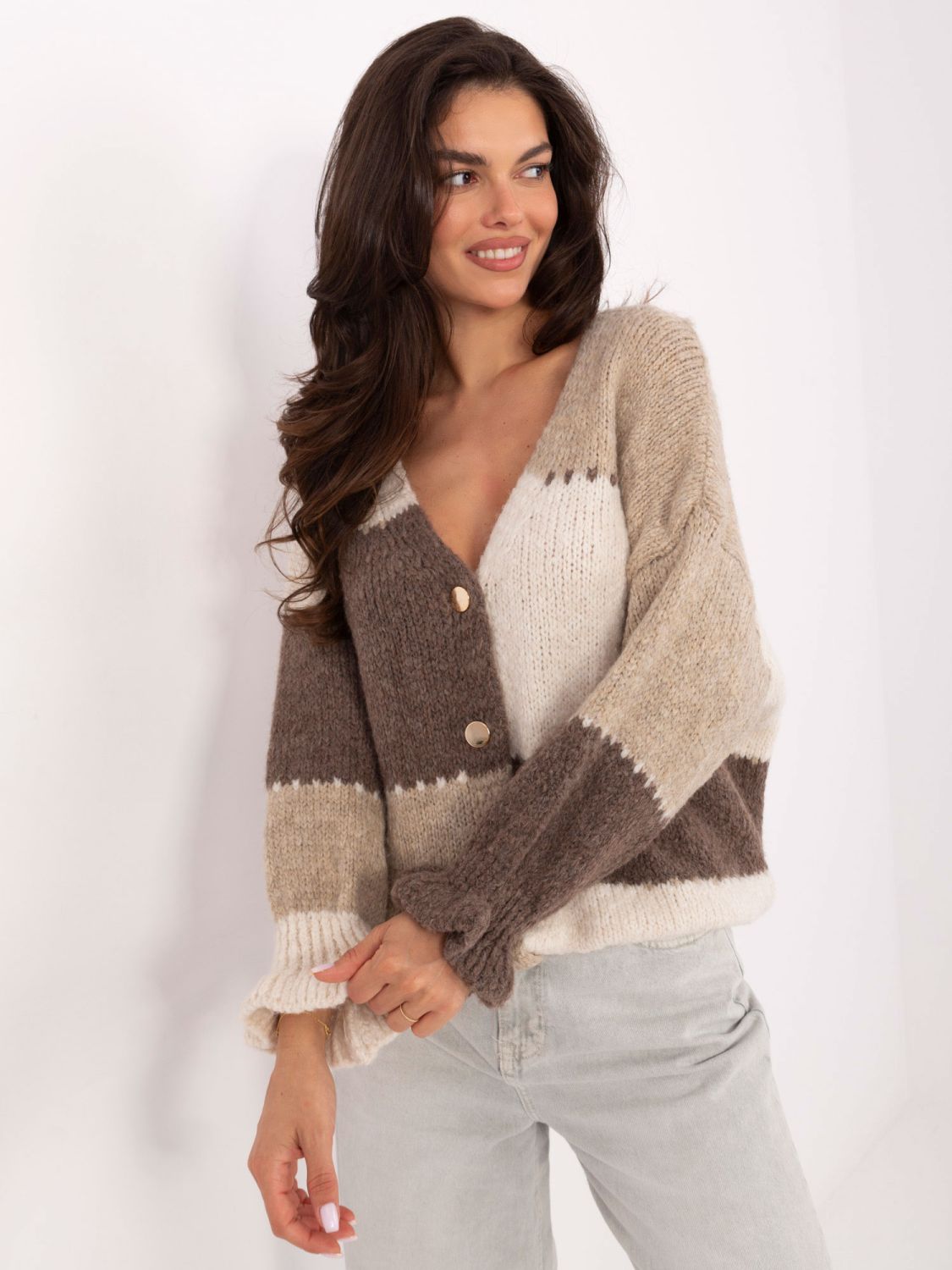 Beżowy sweter w paski z falbaną i dekoltem w serek