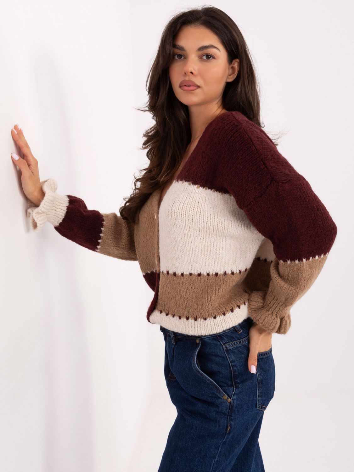 Bordowy sweter w paski z falbaną i dekoltem w serek