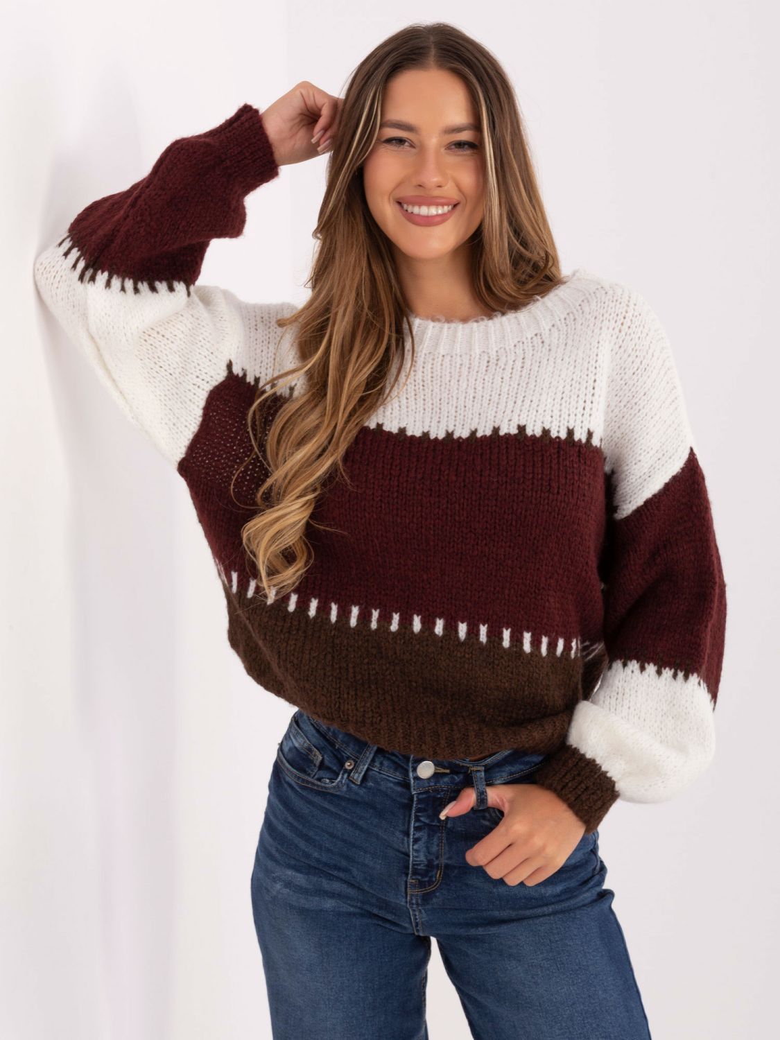 Pruhovany sweter w bordowej kolorze