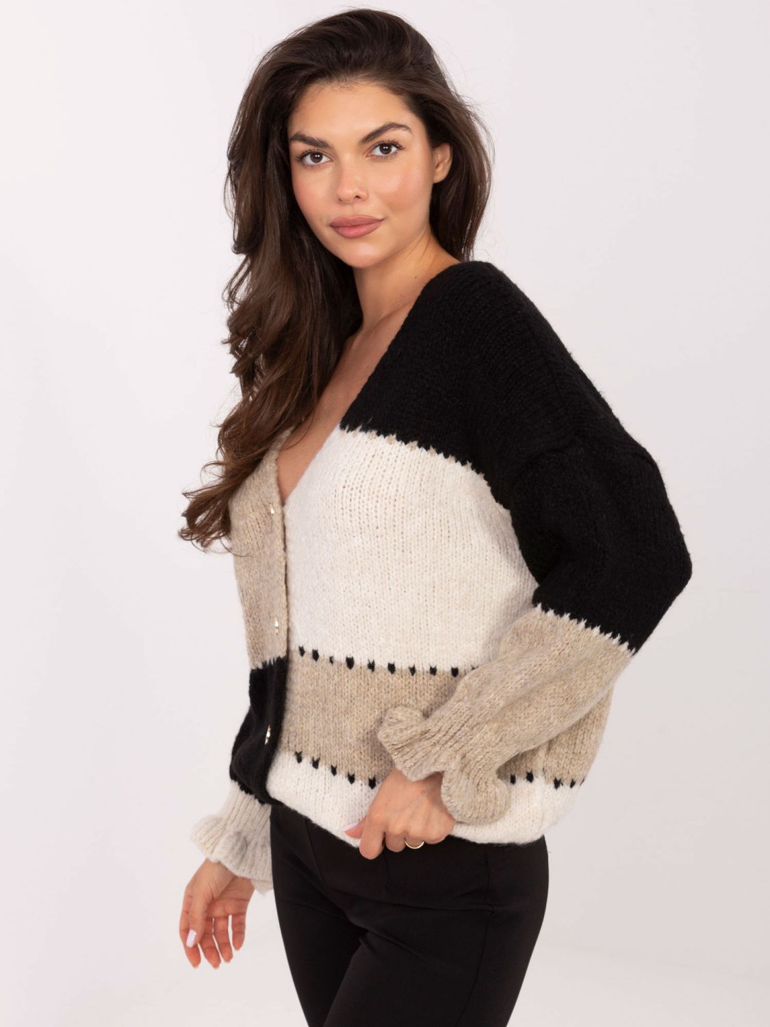 Czarno-beżowy kardigan w paski z falbaną i dekoltem w serek