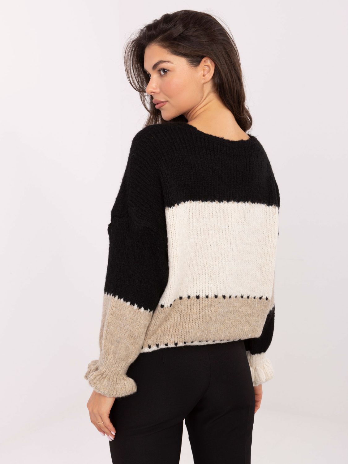 Czarno-beżowy kardigan w paski z falbaną i dekoltem w serek