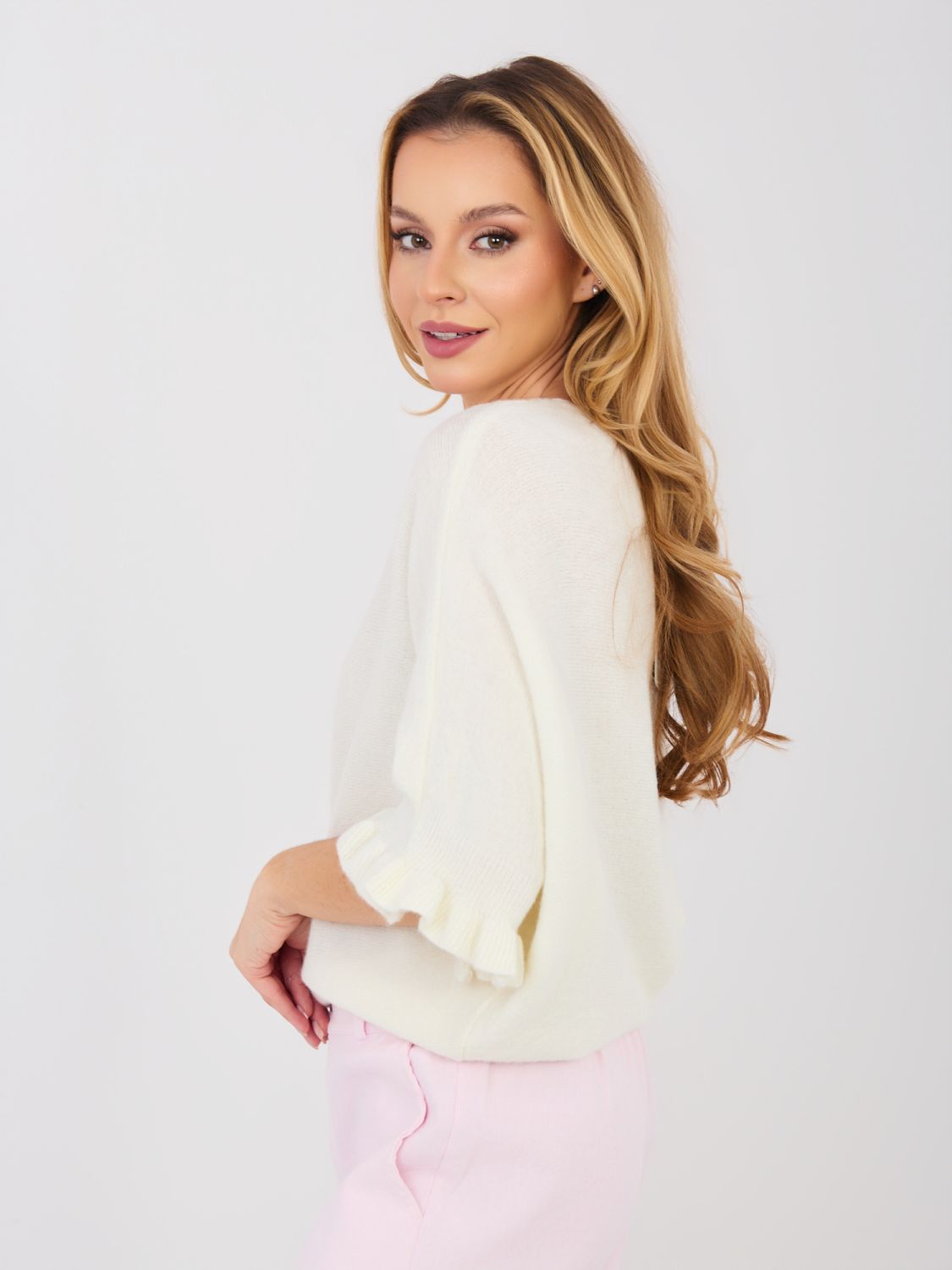 Ecru sweter z rękawem 3/4 i falbaną