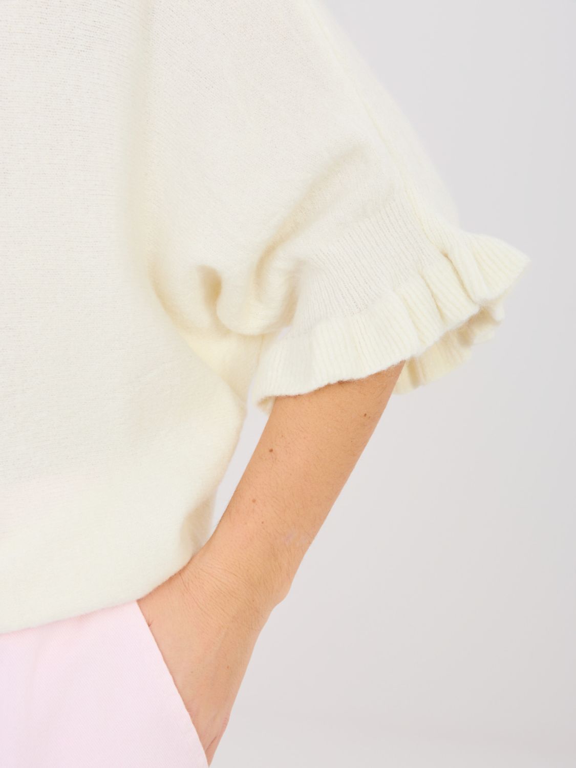 Ecru sweter z rękawem 3/4 i falbaną