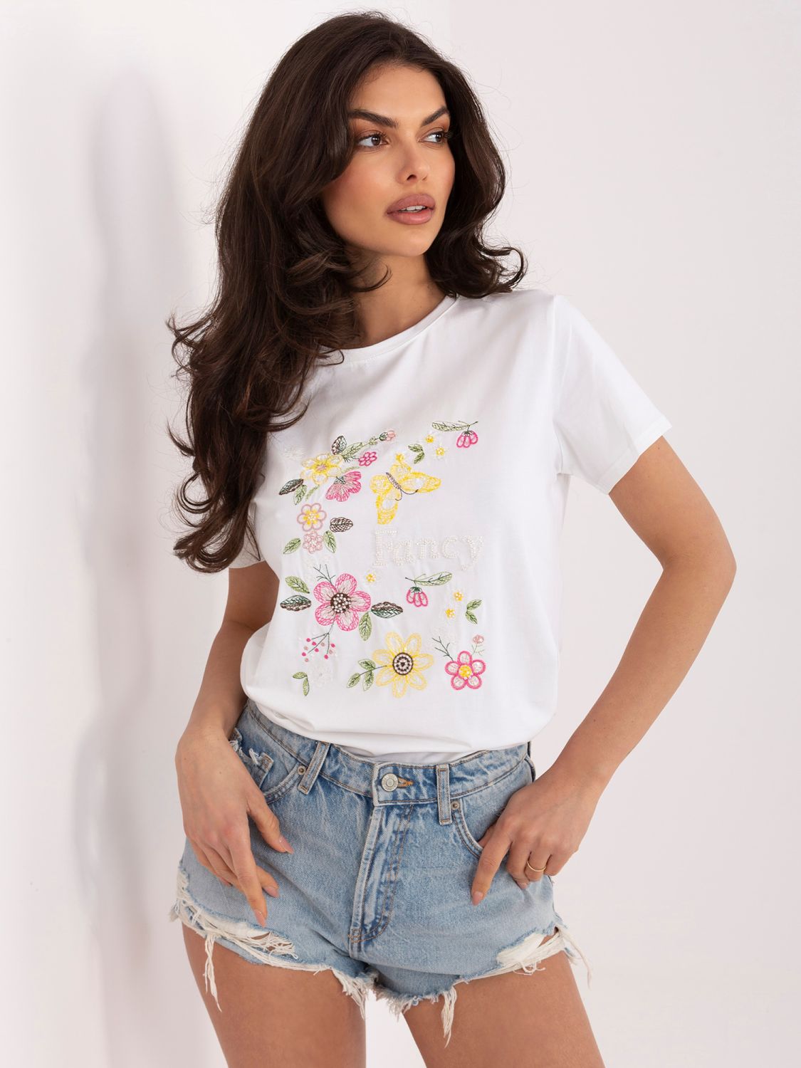 Biała koszulka z aplikacją i haftem