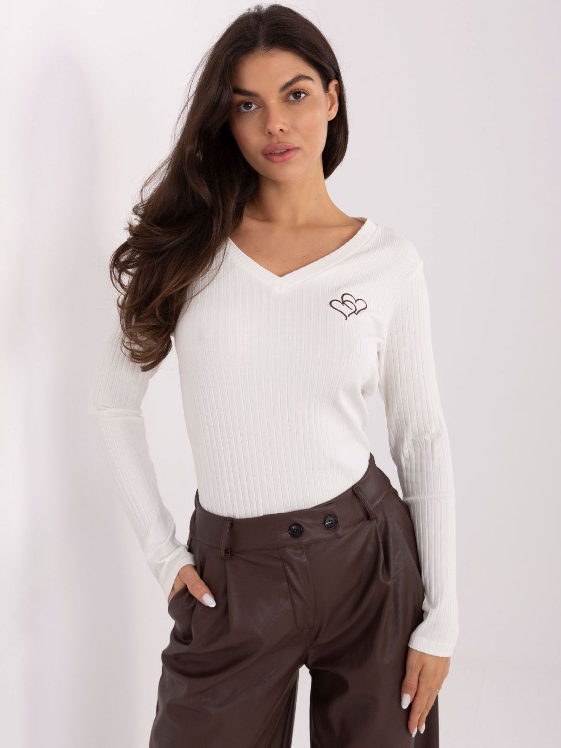 Biała bluzka z haftem i dekoltem w serek