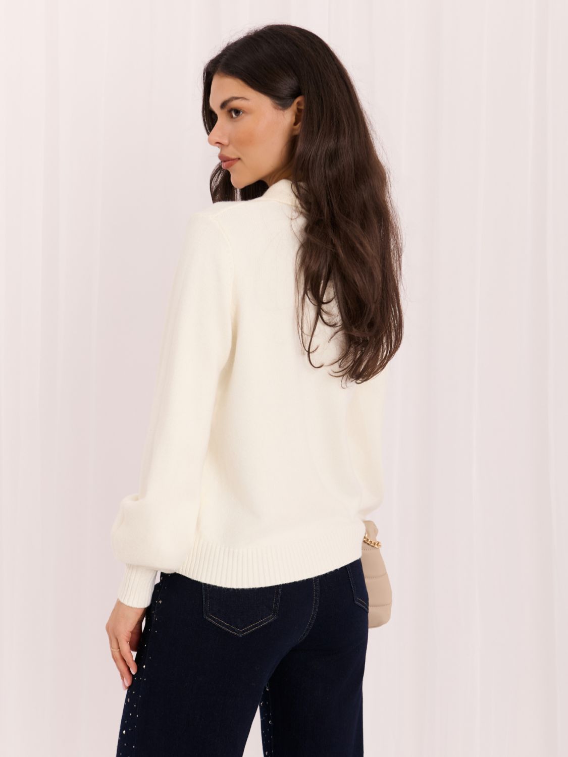 Elegancki sweter ecru z kołnierzykiem i guzikami