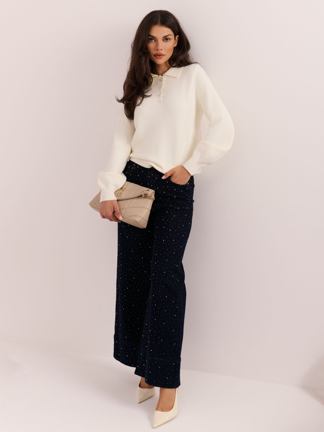 Elegancki sweter ecru z kołnierzykiem i guzikami