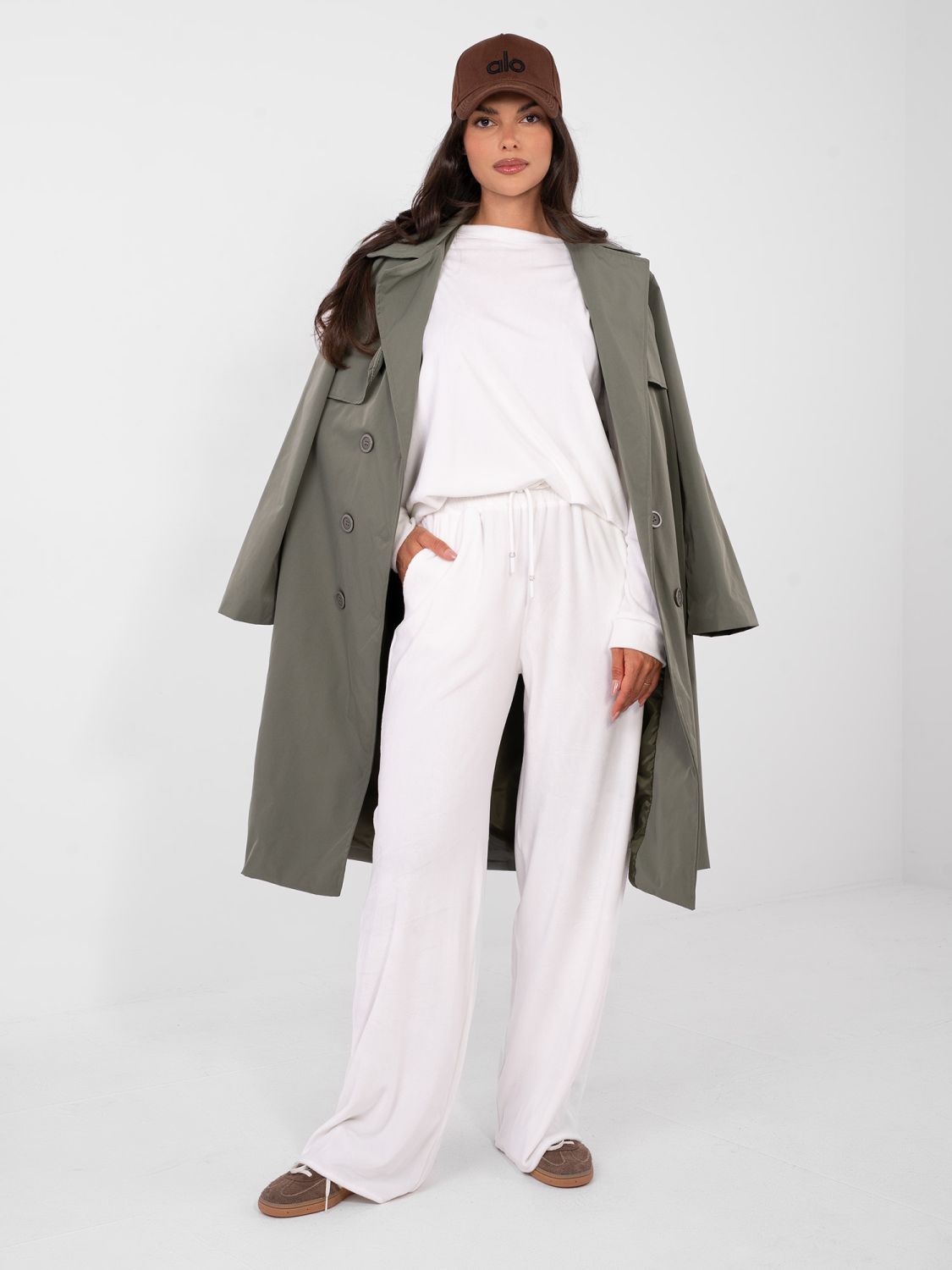 Damski komplet ecru z długim rękawem i ozdobnymi detalami