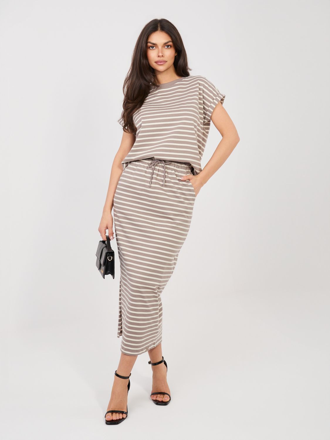 Beżowa spódnica midi w paski z kieszeniami