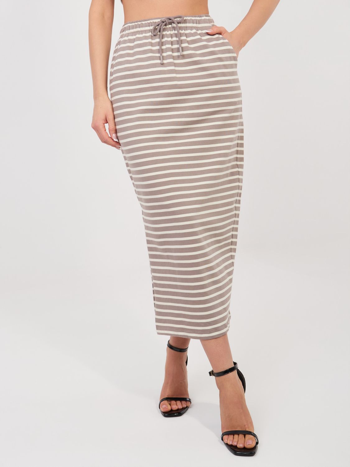 Beżowa spódnica midi w paski z kieszeniami