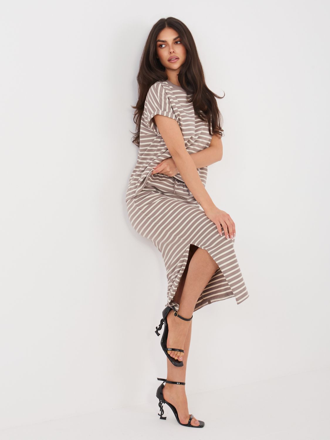 Beżowa spódnica midi w paski z kieszeniami