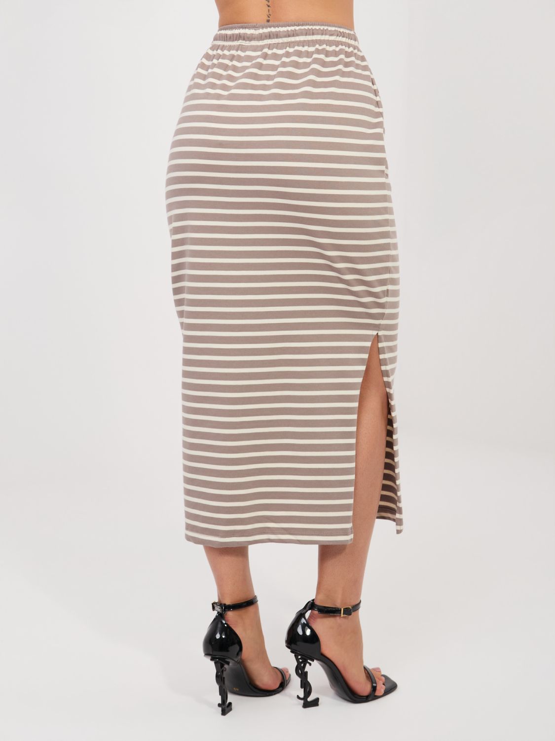 Beżowa spódnica midi w paski z kieszeniami