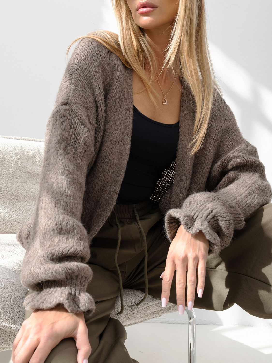 Beżowy sweter z falbaną