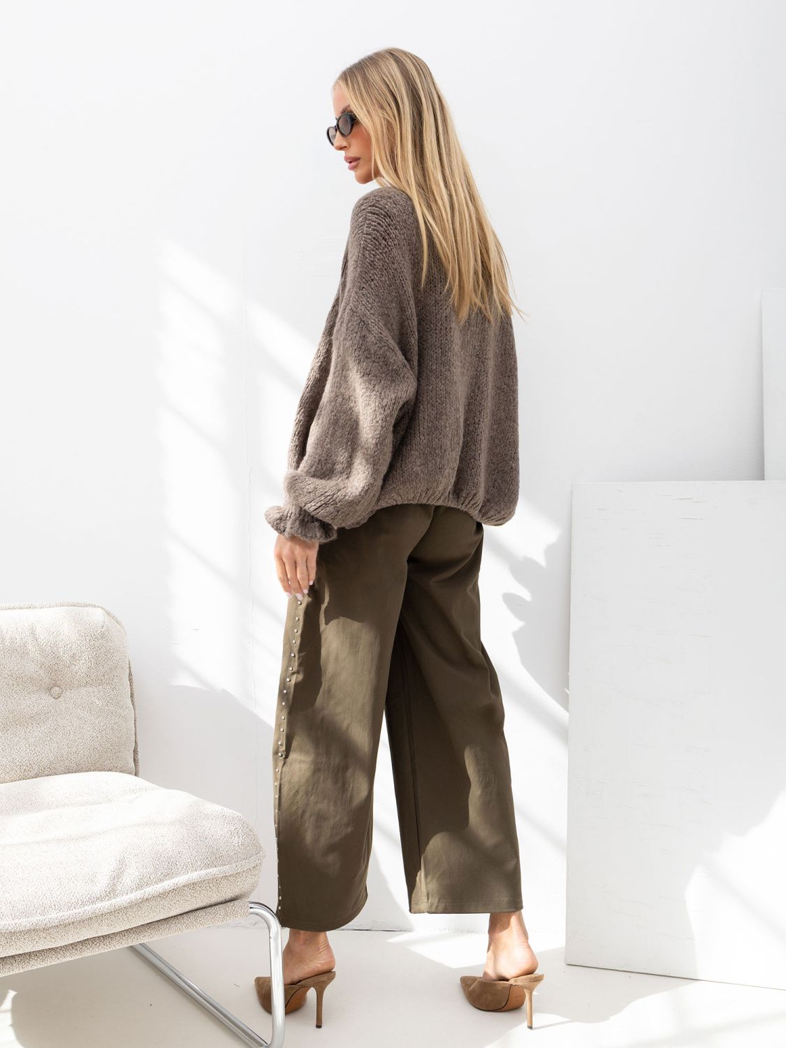 Beżowy sweter z falbaną