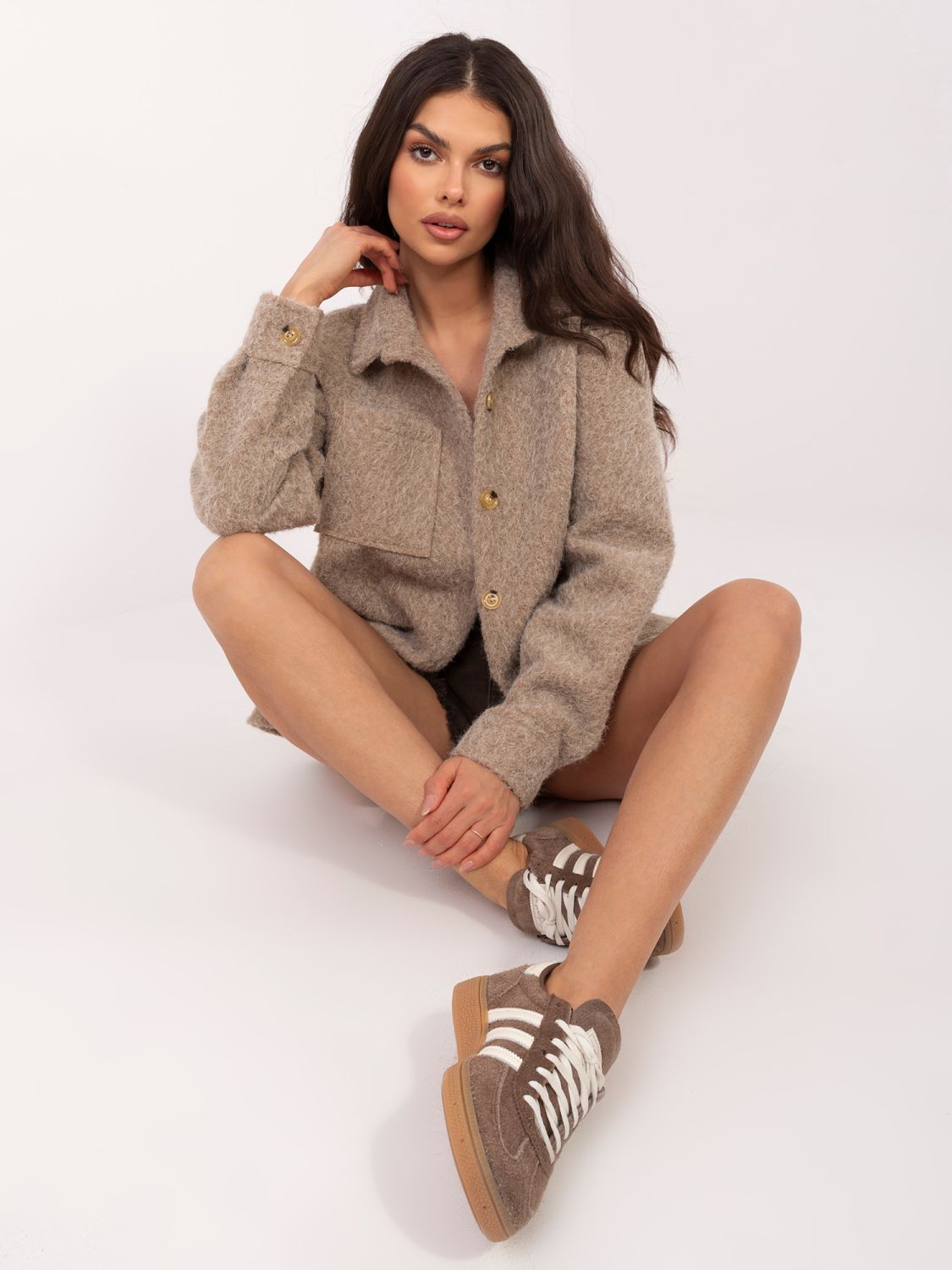 Beżowa kurtka przejściowa z kołnierzykiem i kieszeniami