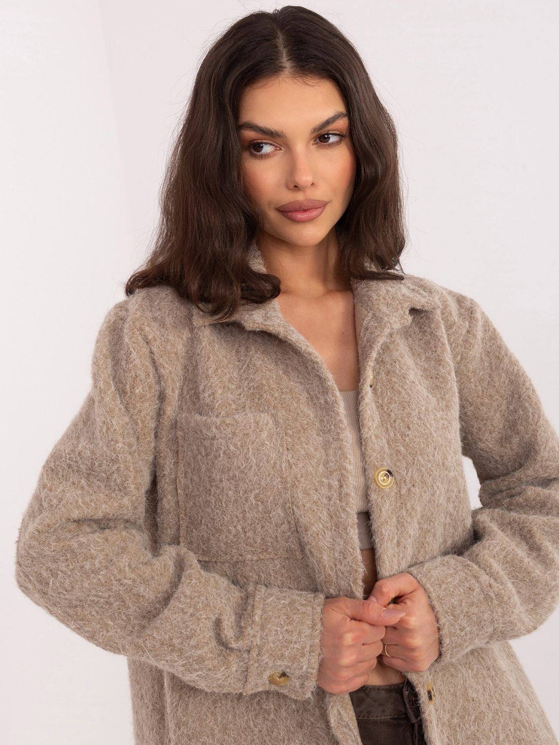 Beżowa kurtka przejściowa z kołnierzykiem i kieszeniami