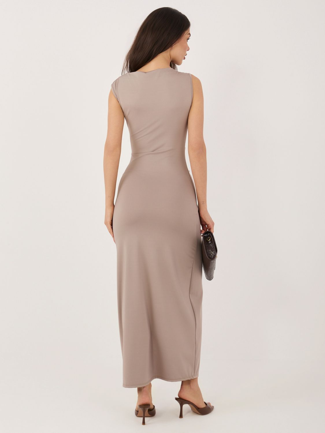 Elegancka beżowa sukienka midi z dekoltem wodą