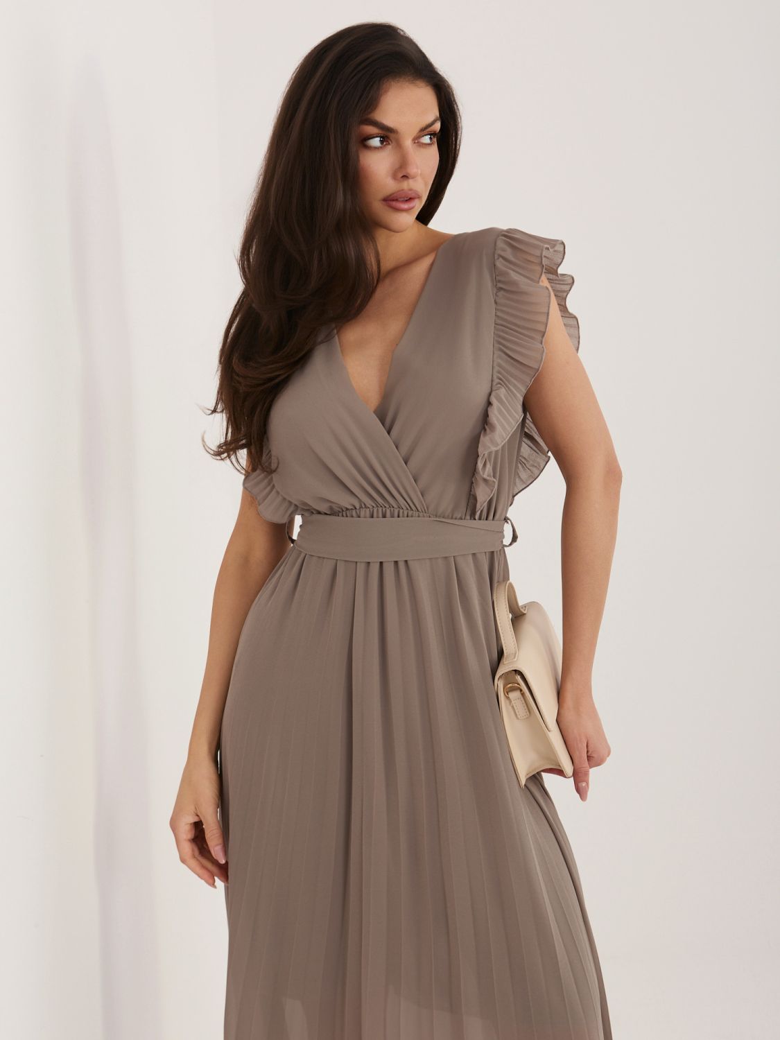 Beżowa rozkloszowana sukienka midi z paskiem