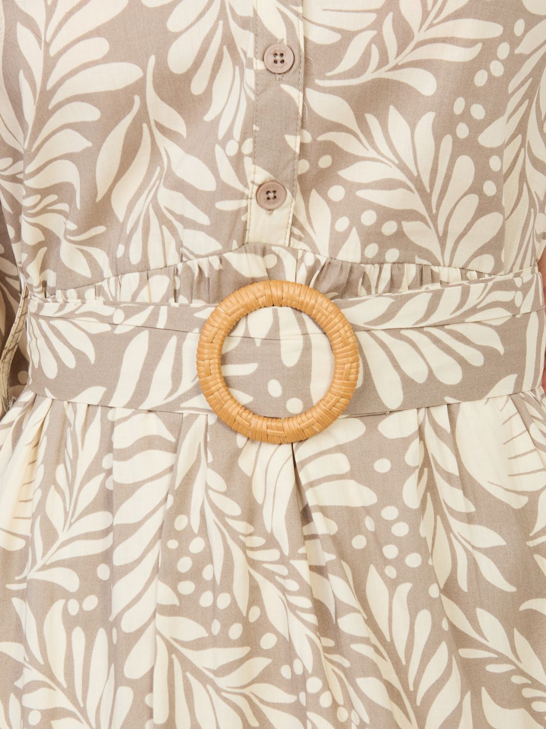 Beżowa sukienka z paskiem i falbaną